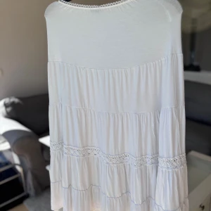 Vit kjol - Superfin vit kjol med volanger och spetsdetaljer: detaljer överallt så fin!!
