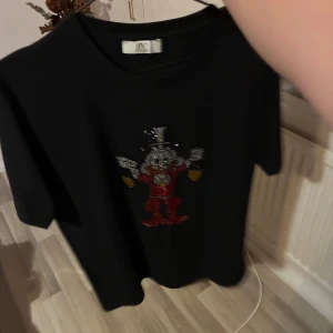 Svart t-shirt med blingad figur - Exclusive Bvaldi tröja!!! Finns bara 10 stycken ungefär