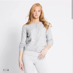 Lager 157 - stickad kofta ”Siri” - Fin ljusgrå kofta, aldrig använd, bilder på koftan kan skickas det är bara att fråga! Nypris: 150 kr mitt pris: 100 kr, har även 2 till koftor i samma modell men i olika färger som finns att se i min profil!😊