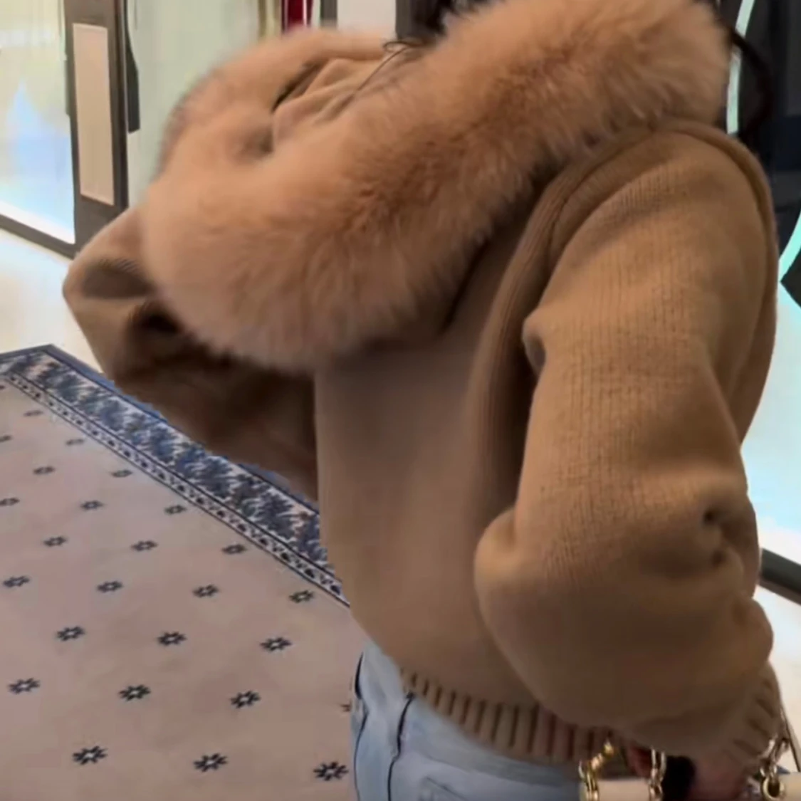 Beige pälsjacka med fluffig huva - 2