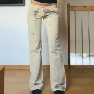 Beiga manchesterbyxor bootcut - å coola byxor i manchestermaterial!❣️  Midjemått mätt rakt över: 38 cm Innerbenslängd: 80 cm  För referens är jag 172 cm och de passar perfekt på längden!