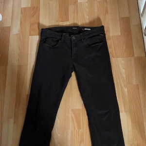 Svarta replay jeans  - Storlek w30 L 32. Säljer på grund av att dom är för små för mig 