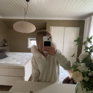 Vit teddyjacka med dragkedja - Mysig vit teddyjacka med fluffig krage och dragkedja framtill. Jackan har en enkel och stilren design med långärmade ärmar. Den e knappt använd. Köpte den för 500kr. Pris kan diskuteras!!💞