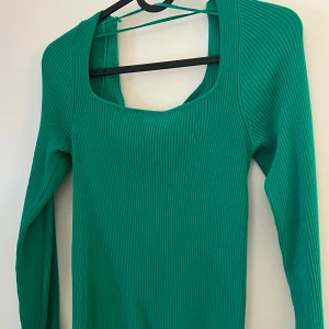 Grön ribbad tröja - Ribbad tröja med tight passform 