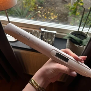 Remington Proluxe Plattång - Jag säljer en Remington Proluxe plattång. Den är super bra men jag har köpt en ny och därför behöver jag inte denna mer. Den köptes förra året i augusti, i super skick. Den har ett låsläge, alltså att man kan låsa ihop plattorna. Väldigt smidigt om man reser eller liknande, jag har även en skydds påse till som man får med. Man kan själv välja värme genom att trycka på plus/minus. Hör gärna av dig vid frågor❤️