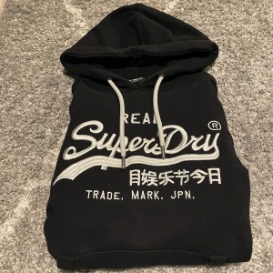 Superdry hoodie - En svart Superdry hoodie i storlek M väldigt bra skick det är bara att skriva vid frågor