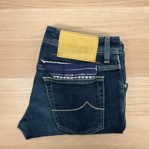 Jacob Cohën Jeans | W32 - Tvärfeta Jacob Cohën Jeans i snygg tvätt😁| W32 | Modell: Bard | Defekter: Nej | Midja: 82 cm | Innerben: 71 cm | Ytterben: 94 cm | Måttavikelser: +-1 cm | Modellen är 175 cm och väger 70 kg | Vänligen kontrollera mått innan köp🤗 | Tveka inte att kontakta mig vid frågor😁!