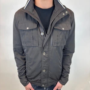 J.Lindeberg jacka  - Hej! Säljer nu denna väldigt snygga och eftertraktade J.Lindeberg Fieldjacka!  Jackan är slutsåld överallt och går inte att få tag på… jackan är perfekt nu till hösten/vintern. Storlek L Skick 8/10  Ny pris: 6000 kr Säljs för: 999 kr