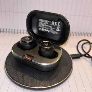 Bang & Olufsen Beoplay E8 2.0 - Mycket gott skick Säljer mina Beoplay E8 2.0 – små men mäktiga hörlurar som levererar mer bas än man tror! Jag har tagit väl hand om dem, men nu har jag för många lurar hemma (klassiskt tekniknördsproblem ??).  🔊Ljudet? Magiskt. 🔋 Batteriet? Håller som det ska. 🔝 Skicket? Mycket fint!    ♻️Fabriksåterställda och klara att kopplas till din mobil, oavsett android eller iphone!  Ingår: • Hörlurarna • Laddningsfodral i läder • USB-C kabel • Trådlös laddplatta  Skickas snabbt, välpackat, spårbart!