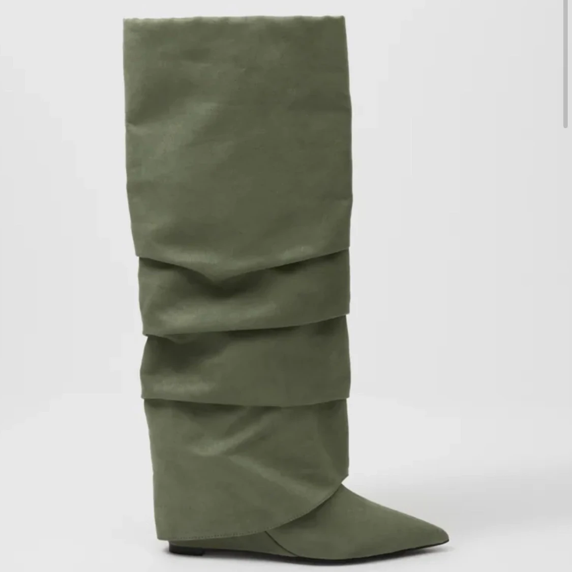 Gröna stövlar med spetsig tå