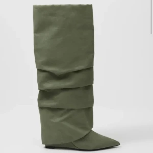 Gröna stövlar med spetsig tå - Säljer ett par Nelly höga slouchy stövlar i ljusgrön mocka med snygg spetsig tå. Boot från Nelly. Helt nya endast haft på mig dem hemma.   Material i mockaimitation Spetsig tå Storlek 38 Klackhöjd 8 cm