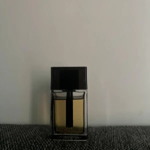 Dior Homme Intense herrparfym - Dior Homme Intense är en stilren herrparfym i en modern flaska. Perfekt för dig som vill sticka ut med en exklusiv känsla. 
