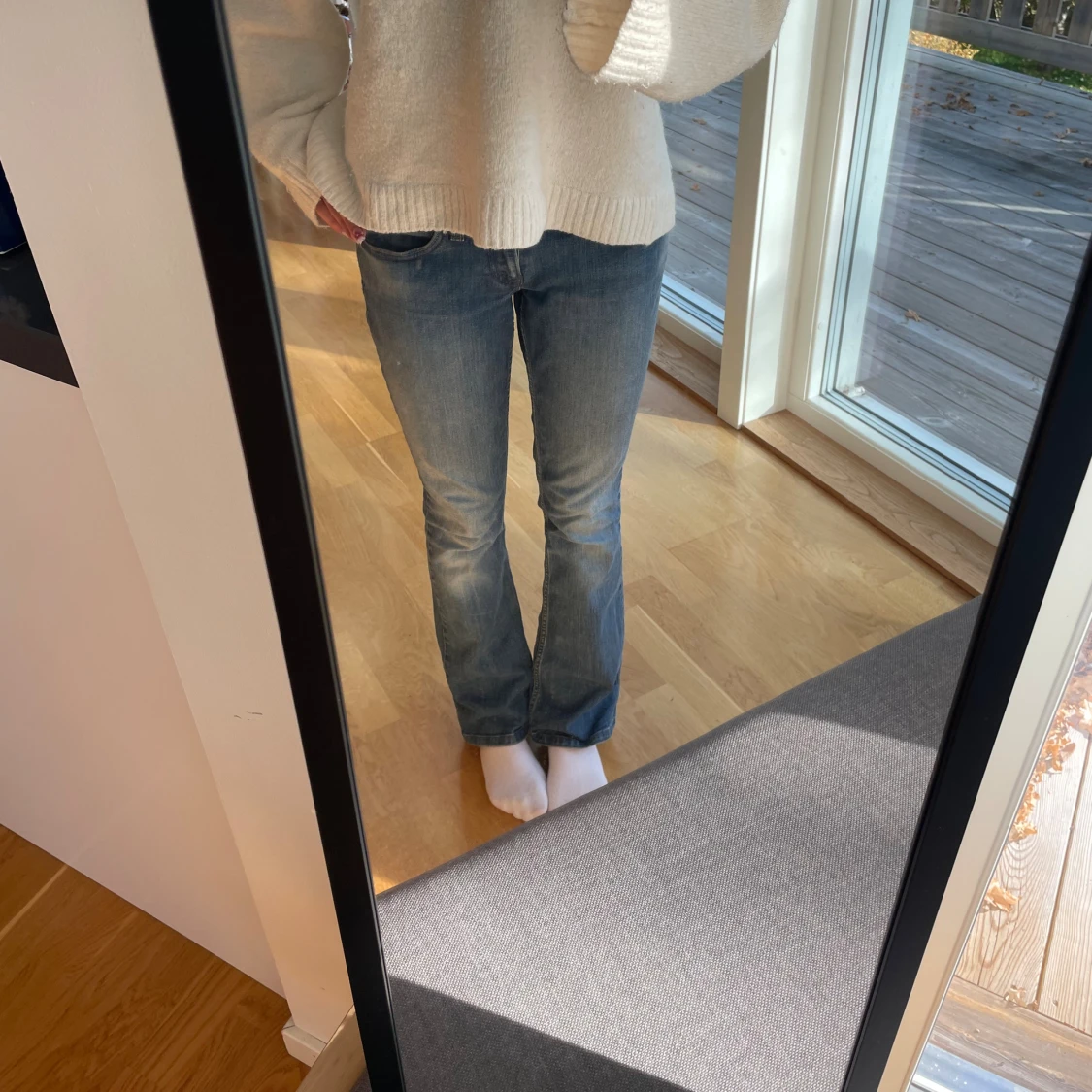 Blå bootcut jeans med låg midja