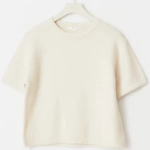 Kort ärmad stickad tröja  - Säljer denna jätte snygga vita tröjan, perfekt med ett par jeans eller en söt kjol. Har knappt använt tröjan och har bara använt den 2-3 gånger. Skriv till mig om ni vill ha fler bilder. 