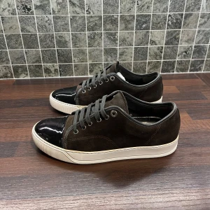 Lanvin - - Skick: 8 - Storlek - UK 6 (~41) - Färg: Svart/brun - Vad ingår: Inget OG ingår - Nypris: 5200 - Mitt pris: 2299 || Priset är diskuterbart || *Sulorna är målade med whitning cream