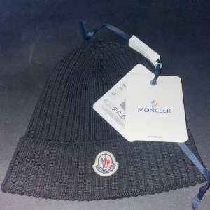 Moncler Mössa - Fet Moncler mössa som är knappt använd, säljer på grund av att den inte kommer till användning. Vid funderingar är det bara komma DM 📩(Storlek L - passar M)