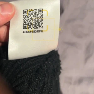 Svart ribbad mössa från Moncler - Snygg svart ribbad mössa från Moncler med broderad logotyp framtill. Perfekt för att hålla värmen under kyliga dagar. Kommer med originalförpackning. Jag fraktar samma dag tar byten om de bra