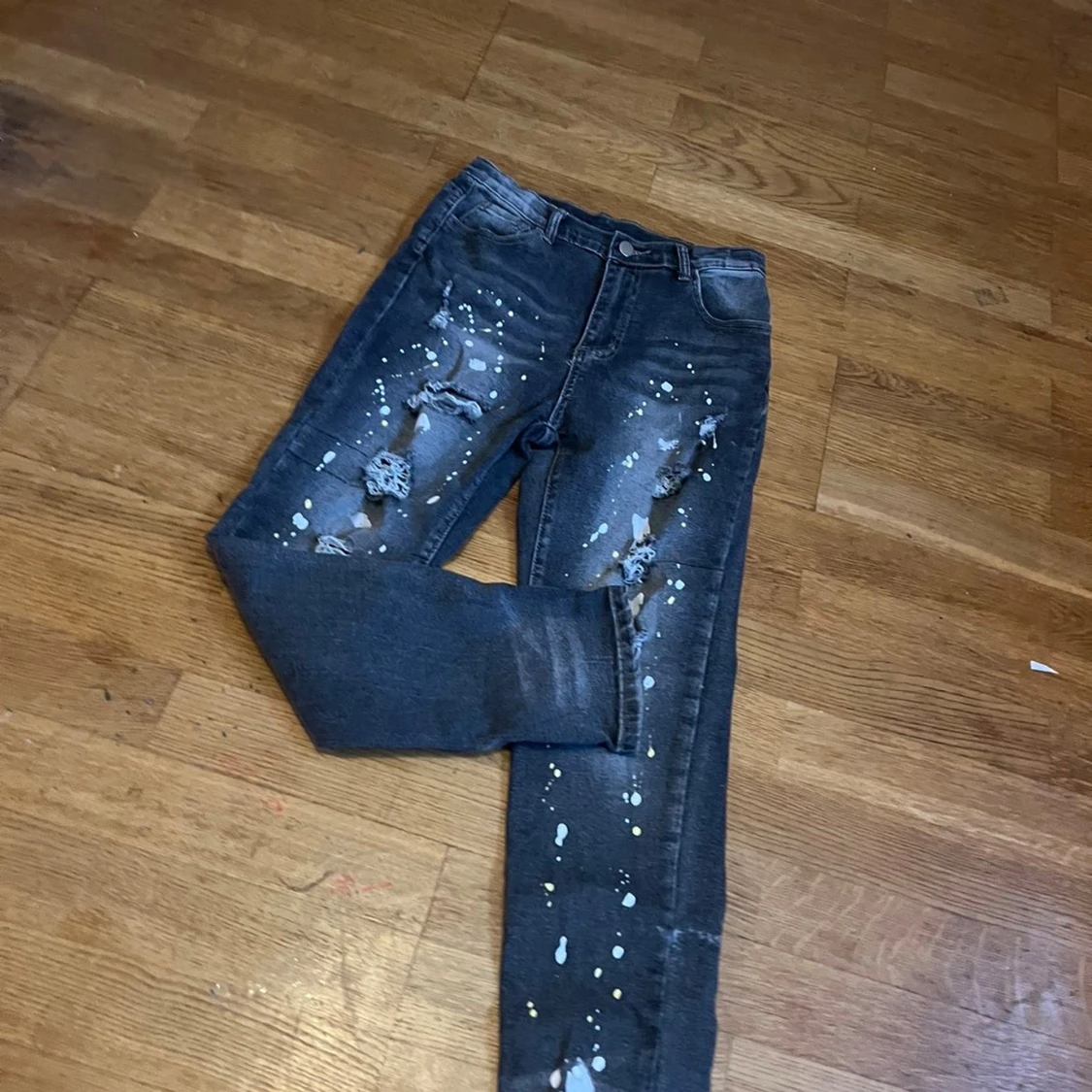 Mörka jeans med färgstänk och hål - 2