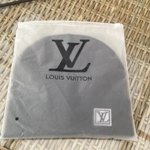 Svarta stickad mössa med logo - Mysig mössa i bra skick. Håller värmen bra och sitter bekvämt. Passar till både vardag och utomhusaktiviteter.