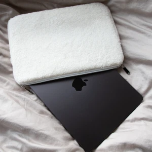 Vitt teddy datorfodral  - Köp sker via chatten och inte direkt på annonsen. Supermjukt och snyggt datorfodral i vitt teddy material med silverfärgad dragkedja.  Skyddar din laptop samtidigt som det ser stilrent och mysigt ut. Passar datorer med 13-14 tum. 