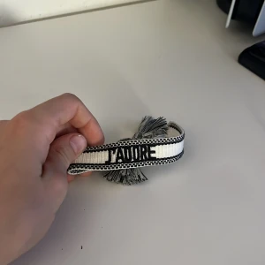 Armband som jag inte längre tycker om  - Armband där det stor j,adore dior