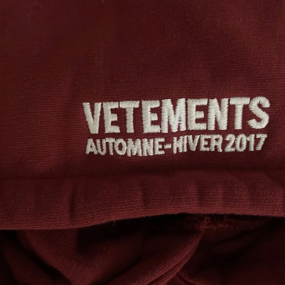Vinröd hoodie Vetements AW17 - 3