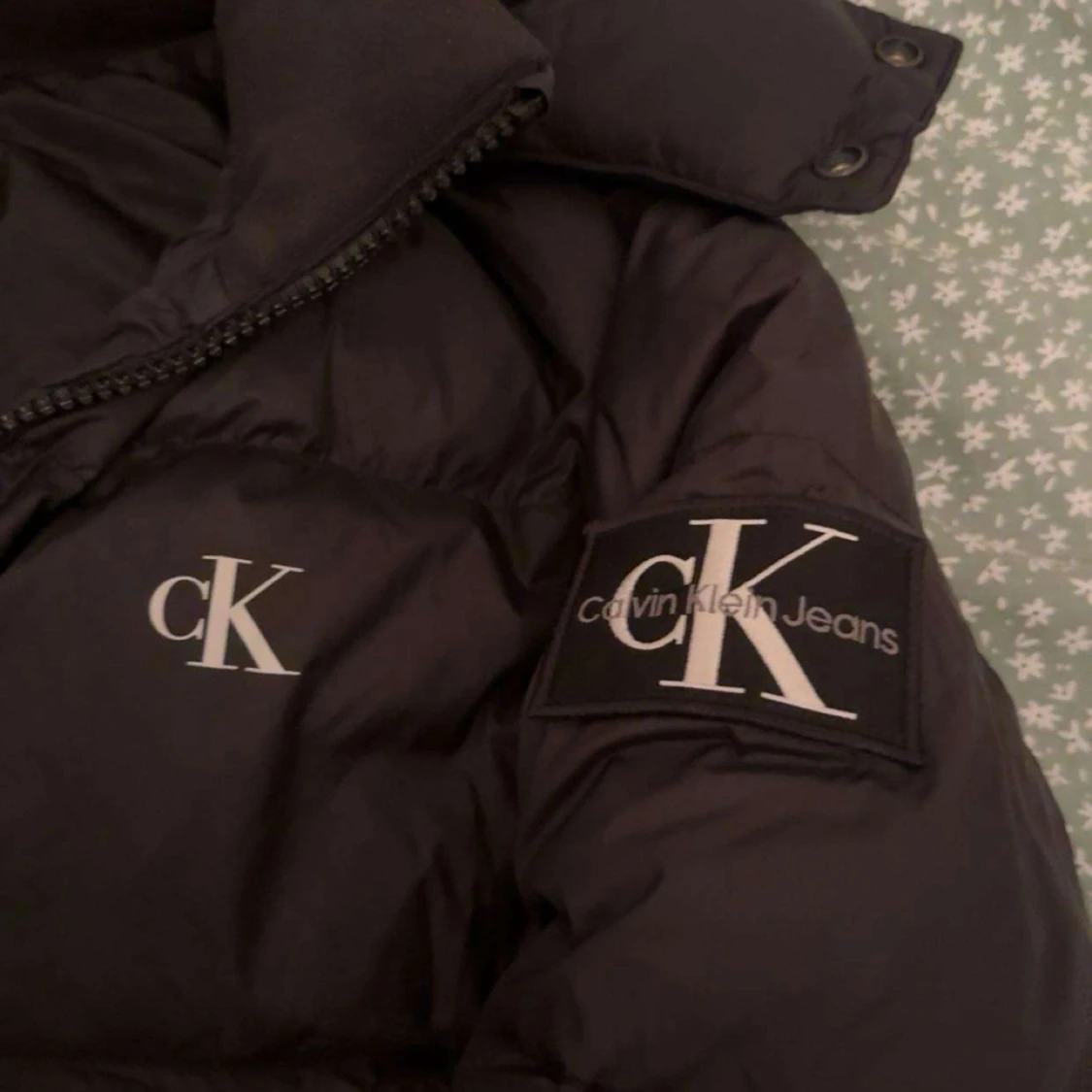 Svart pufferjacka från Calvin Klein - 2