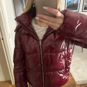 Vinröd pufferjacka från Nelly - Säljer en glansig vinröd pufferjacka från Nelly. Stl S som sitter bra på mig som är 160 lång. Jackan är i nyskick! pris går att diskutera under snabb och smidig affär. mvh/ Miranda 