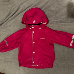 Rosa regnjacka från Everest 86/92 - ⚪️Barn som använt så skavanker finns alltid⚪️fint skick men någon smutsfläck kan förekomma men ska gå att tvätta bort