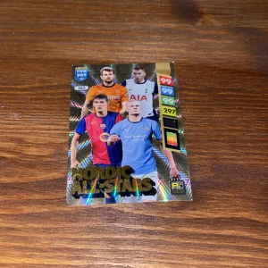 FIFA 365 Adrenalyn XL 2025 Nordic All-Stars - Samlarbok med glänsande fotbollskort från Paninis FIFA 365 Adrenalyn XL 2025-serie. Upptäck Nordic All-Stars med toppspelare från Europas största klubbar. Perfekt för unga fotbollsfans och samlare som vill ha det senaste inom sportkort! Kortet är ganska ovanligt och är hyfsat lite chans att få.