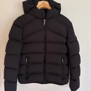 Svart pufferjacka från Colmar - Säljer min svarta colmar vinterjacka då de. blivit för liten. Endast tvättad en gång inför denna försäljning. Strl 44 enligt colmars storlekar men jag skulle säga att den är en xs/s.