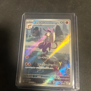 ポケモンカード コジョンド (Mienshao) sv1V 086/094 - Snygg och glittrig japansk Pokémonkort med Mienshao! Perfekt för samlare och fans av Pokémon TCG. Kortet är i skyddsplast och har coolt motiv med färgstark holografisk effekt. Ett måste för dig som vill utöka din samling med något unikt!