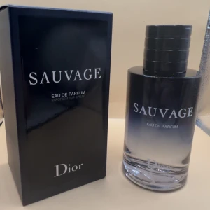 Dior Sauvage Eau de Parfum 100ml - Sauvage Eau de Parfum från Dior, 100 ml. Flaskan är återfyllningsbar och tillverkad i Frankrike. Ingredienser: alkohol, parfym, vatten, limonene, linalool, coumarin, citronellol, citral, geraniol m.fl. En ikonisk doft för dig som vill sticka ut.