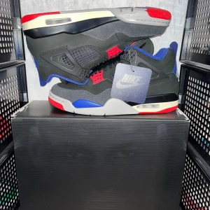 Jordan 4 Rare air GOLD LETTERING - Säljer ett par Nike air jordan 4 ”Rare Air” med gold lettering på plösen, helt nya och oanvända med tags kvar. Lådan medföljer.