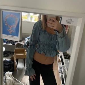 Blå croppad blus med puffärm - Säljer en jätte snygg gropar topp med jeans material. Toppen har puffade armar och är lite figursydd i sig för få en snygg passform.