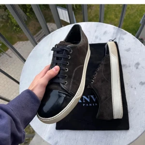 Bruna lanvins  - Säljer dessa riktigt snygga mörkbruna Lanvins. Mycket bra skick inga defekter. Hör dig vid funderingar!