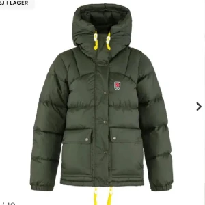 SÖKER!!! fjällräven expedition down lite w - SÖKER denna gröna fjällräven jacka i storlek XS/S dam. Helst den nya modellen och inte den gamla. Kontanta mig om du vill sälja din🩷Har en moncler bady om någon skulle vilja byta sin fjällräven mot den🥰
