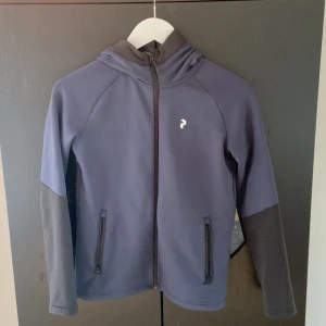 Peak performance fleece - Riktigt snygg fleece ifrån peak performance som är perfekt nu när det börjar bli kyligare utomhus. Skriv vid minsta funderingar!