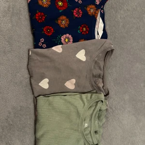 T-shirts storlek 98-104 -  ⚪️Barn som använt så skavanker finns alltid⚪️blandat skick därav priset