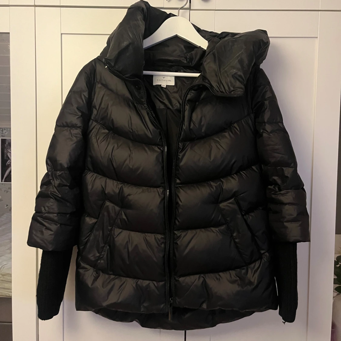 Svart pufferjacka från tatuum