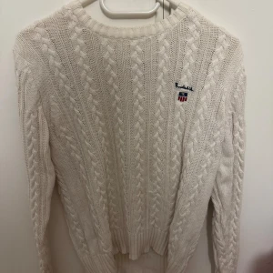 Vit kabelstickad tröja från bandelid - Kabelstickad vit tröja från bandelid i storlek M.