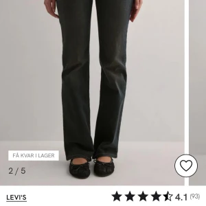 Svarta bootcut jeans från Levi's - Snygga svarta jeans från Levi's med klassisk femficksdesign och bootcut-ben. Jeansen har en mörk tvätt, normal passform och är tillverkade i slitstarkt denim. Perfekta för dig som gillar en tidlös look med lite extra attityd.