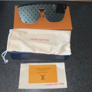Lv solglasögon - Köp Direkt, riktigt fina glasögon kommer med allt, inklusive kort.