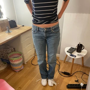 Blå raka jeans från Zara, strl 38 - Säljer ett par klassiska blå jeans från Zara i storlek 38. Jeansen har rak passform, låg midja och fem fickor. Materialet är slitstark denim i bomull med snygga kontrastsömmar. Perfekta för en chill och avslappnad stil.