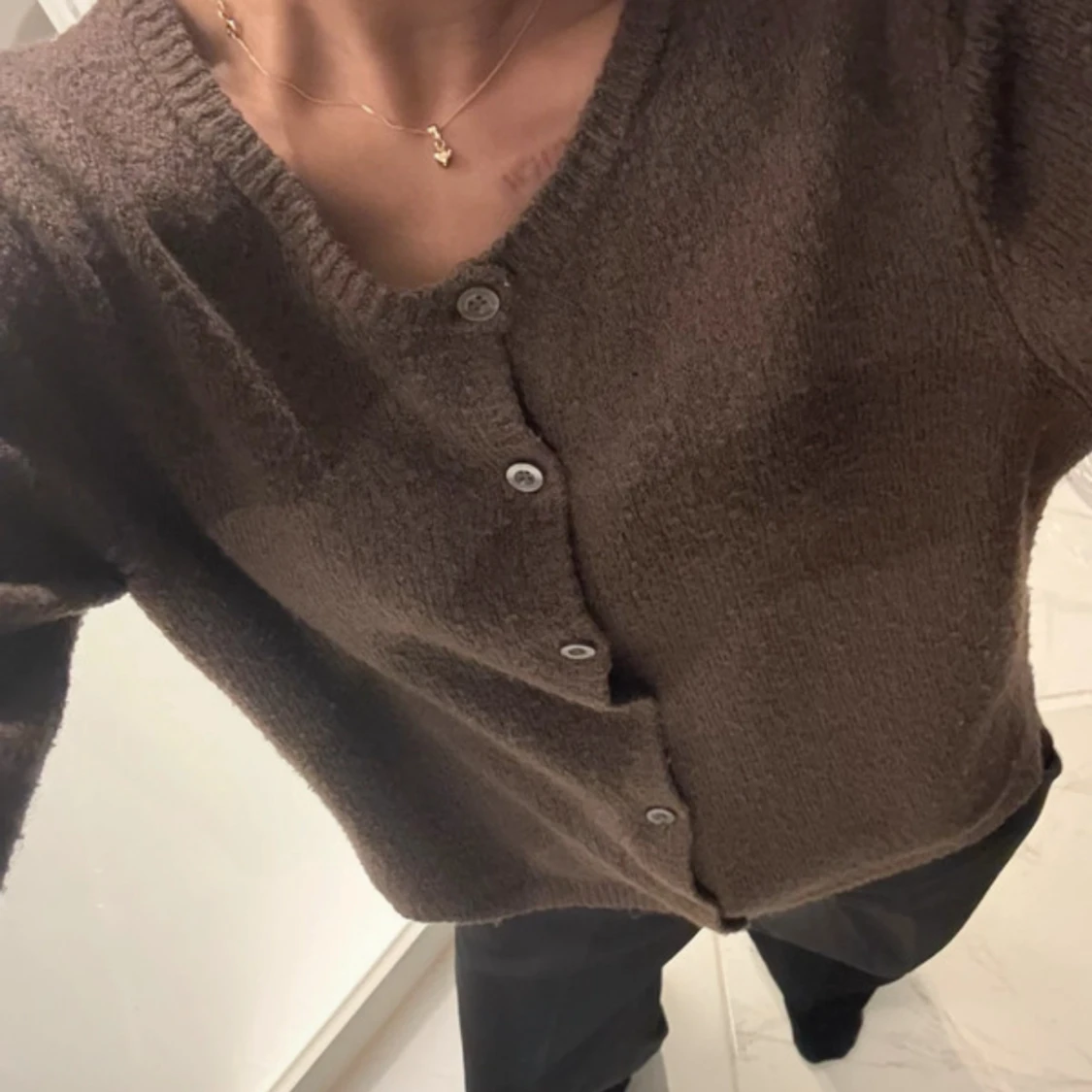 Brun stickad kofta med knappar - 2