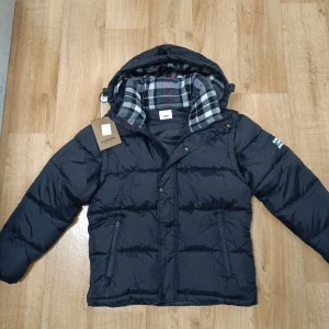 Burberry Jacka – Pris kan diskuteras  - Jackan är Size L i barnstorlek som motsvarar Size S i herr. Om det är förvirrande så kan jag skicka mått. Den är helt ny och har aldrig använts. Det är bara att skriva om det finns några frågor eller funderingar. Priset kan diskuteras. Fraktar inom 24H 