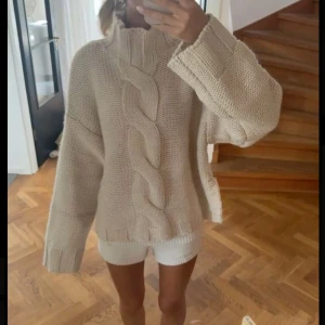 Beige stickad polotröja  - super popular zara cardigan! Only worn few times❤️