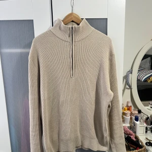 Beige half / quarter zip selected homme - Jätte fin grovstickad tröja Från selected homme Storlek L Beige färg Skicka meddelande vid några funderingar Kolla gärna även in mina andra annonser