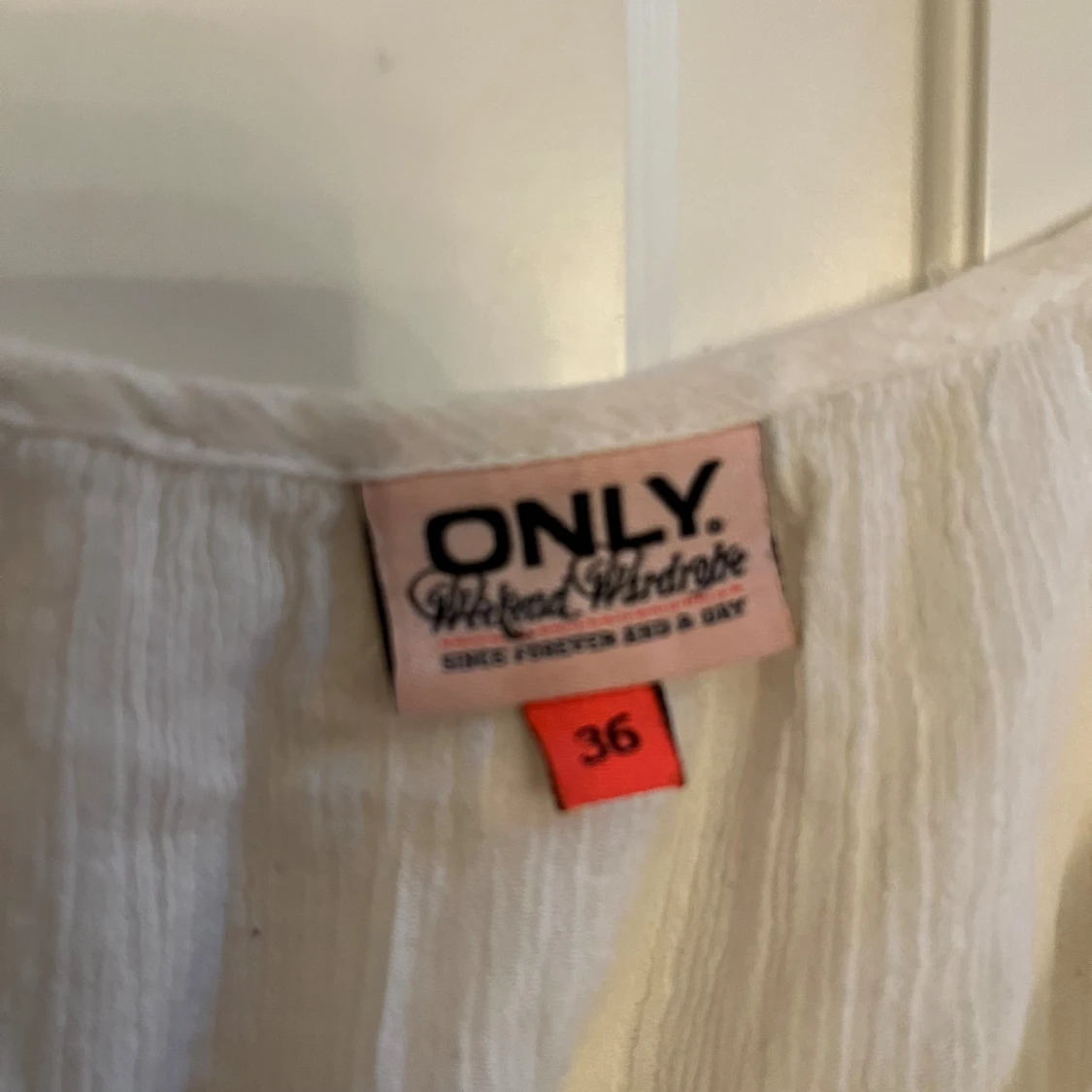 Vit blus med broderi från ONLY - 1