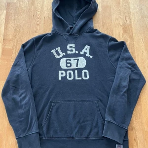 Hoodie från Ralph Lauren - Stilren och unik hoodie från Ralph Lauren. Den är i fint vintage skick och matcher bra till mycket. Skriv vid funderingar🙌Pris kan diskuteras!